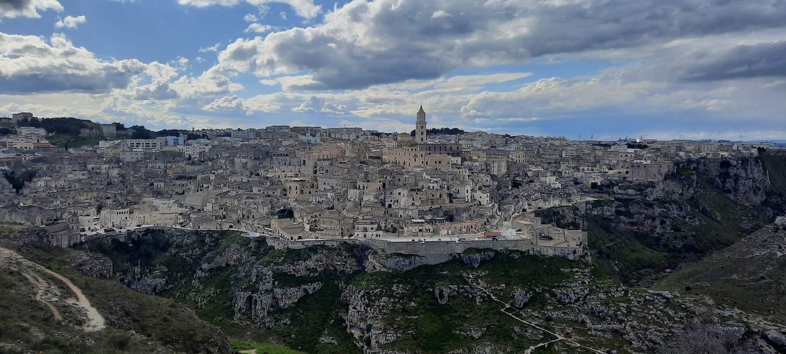 Primavera nelle terre rosse di Puglia